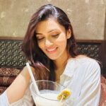 Nimika Ratnakar Instagram - A calorific affair that is worth to be cherished 😉 Baklava Shake #actor #model #sandalwood #kannadaactress #kannada #nimika #nimikaratnakar #pushpavati #kaatera #dboss #trending #trend #baklava #foodie #foodstagram