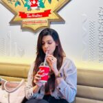 Nimika Ratnakar Instagram - Just keep Sippin 🥤 #timhortons #coffee #actor #dboss #kaatera #sandalwood #kannada #nimikaratnakar #nimika #darshanthoogudeepasrinivas #timhortonsindia
