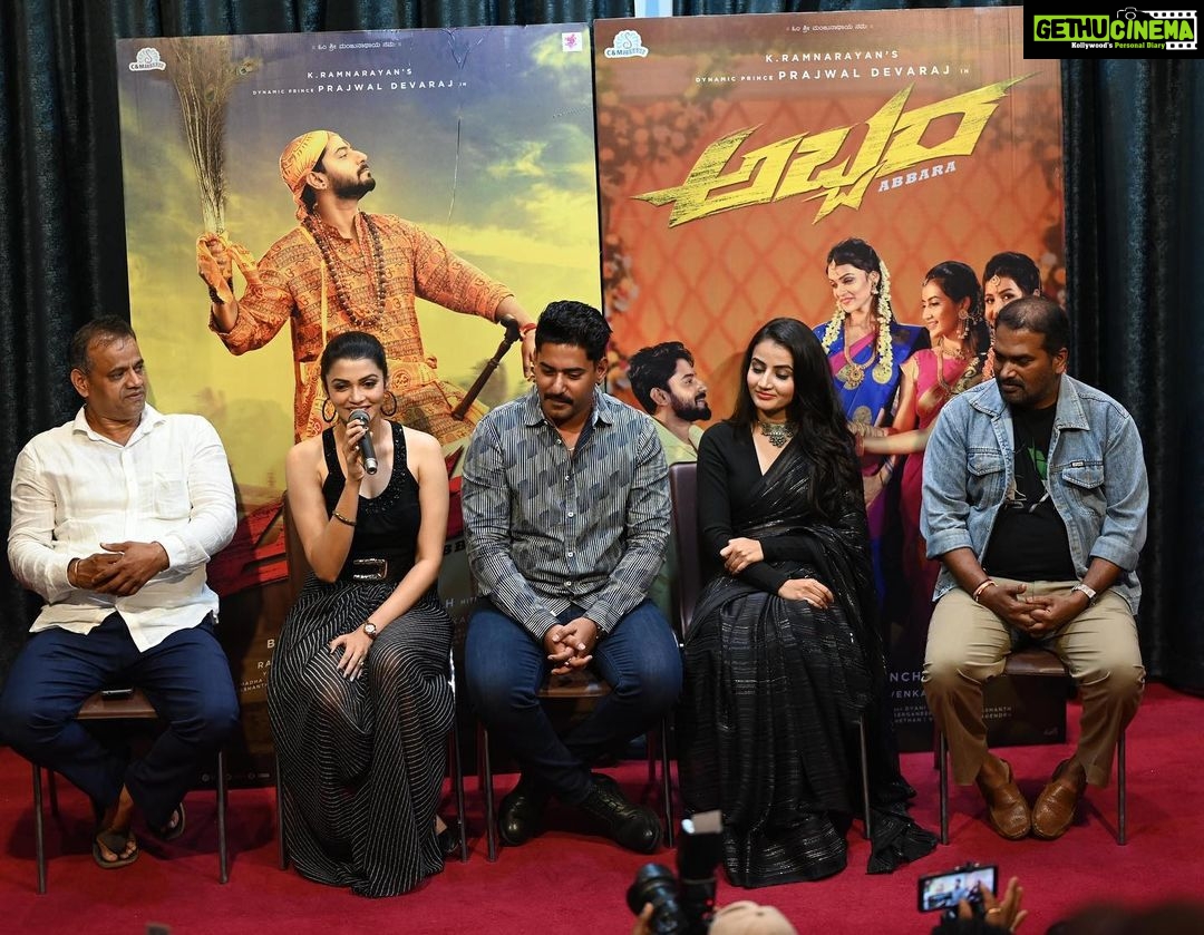 Nimika Ratnakar Instagram - #abbarapressmeet Watch Teaser Now π¬ Link In Bio π #Abbara #TeaserOutNow #prajwaldevaraj @prajwaldevaraj #LekhaChandra @lekhachandraaoffl #RajshriPonnappa @rajshriofficial #RaviBasrur@ravibasrur #RamNarayan #BasavarajManchaiah #ActionCutEntertainments #pressmeet #abbara #nimika #nimikaratnakar #watchnow #teaser #kannada #kannadaactress #trending #photooftheday #excited #actress