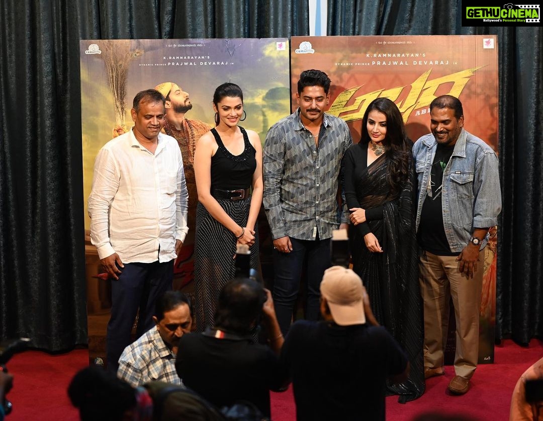 Nimika Ratnakar Instagram - #abbarapressmeet Watch Teaser Now π¬ Link In Bio π #Abbara #TeaserOutNow #prajwaldevaraj @prajwaldevaraj #LekhaChandra @lekhachandraaoffl #RajshriPonnappa @rajshriofficial #RaviBasrur@ravibasrur #RamNarayan #BasavarajManchaiah #ActionCutEntertainments #pressmeet #abbara #nimika #nimikaratnakar #watchnow #teaser #kannada #kannadaactress #trending #photooftheday #excited #actress