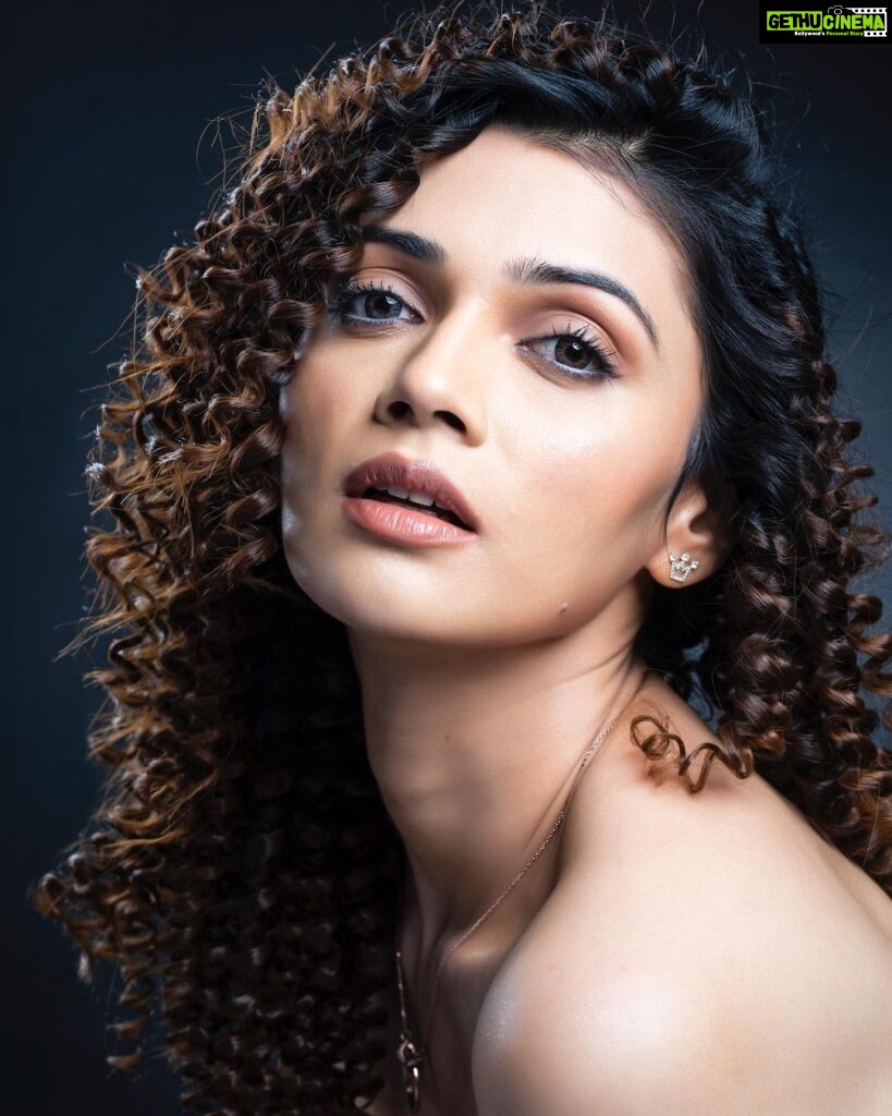 Nimika Ratnakar Instagram - You know you're all set to slay when Curls ✅ Smile ✅ Accessories ✅ Vibe ✅ Jewellery: @giva.co Photography : @abel_prince.j Makeup & Hair: @glam8makeover #OOTD #Slay #GoodVibes #Curls #actor #model #givasilverjewellery #giva #sandalwood #photography