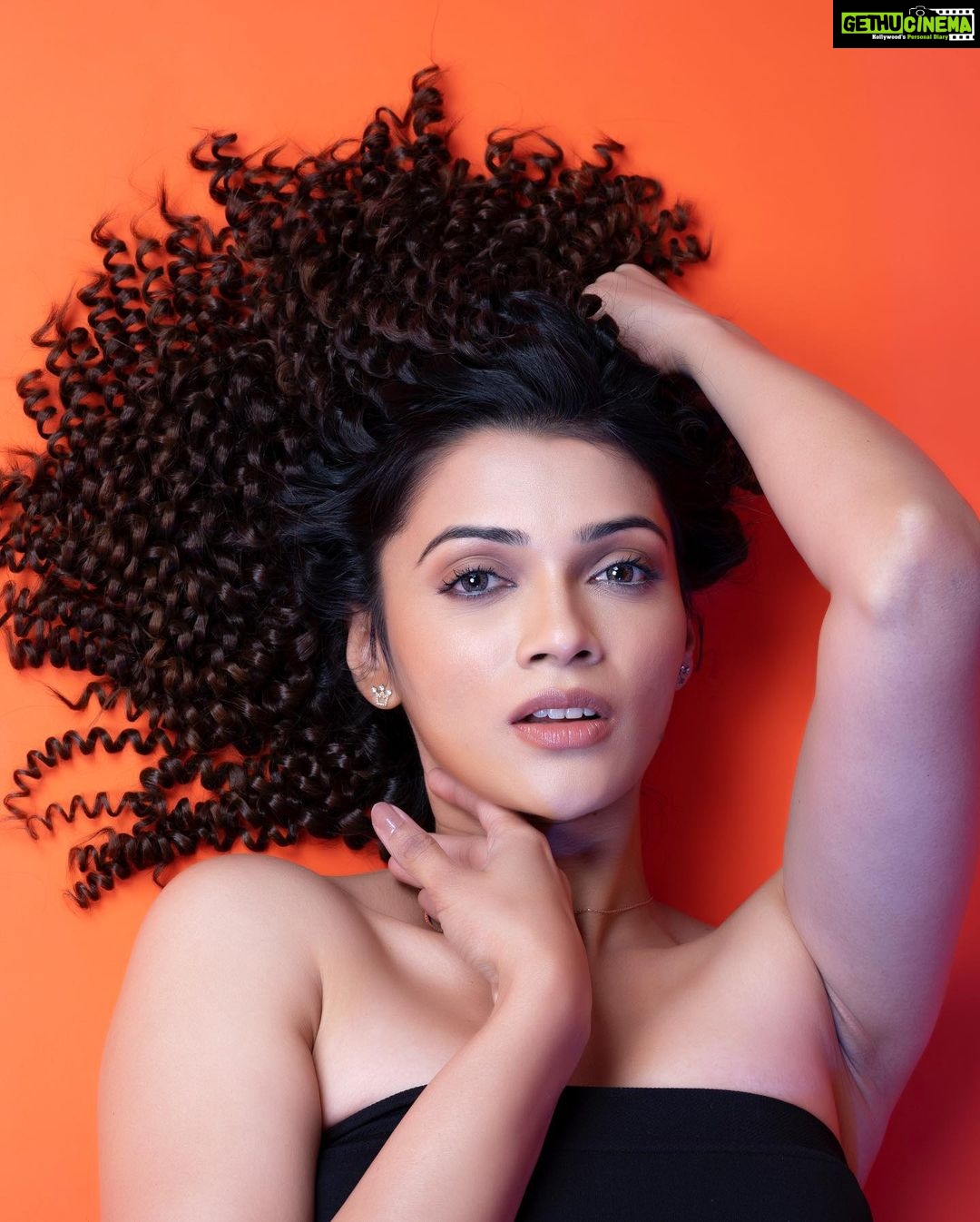Nimika Ratnakar Instagram - You know you're all set to slay when Curls ✅ Smile ✅ Accessories ✅ Vibe ✅ Jewellery: @giva.co Photography : @abel_prince.j Makeup & Hair: @glam8makeover #OOTD #Slay #GoodVibes #Curls #actor #model #givasilverjewellery #giva #sandalwood #photography