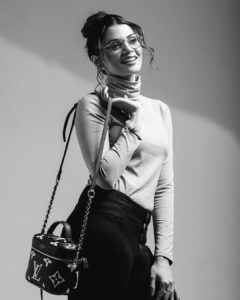 Nimika Ratnakar Instagram - “A girl should be two things: Classy & Fabulous” - Coco Chanel

Such a lovely time shooting with the very talented photographer @vinu5494 and the very pretty MUA @supremesparklemakeupartistry whose work is as beautiful as her, hairstylist @iysha_makeover ❤️

#photography #trending #trendingnow #trend #model #actor #photoshoot #shootmode #shoot #shooting #nimika #nimikaratnakar #sandalwood #tollywood #kannada #kollywood #bollywood #kannadaactress #heroine #actress #mua #fashion #vogue #neon #birds #parrot #makeup #mua #green #photography #photo
