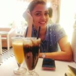Nimika Ratnakar Instagram - Say Yes to adventures 💃🏻💃🏻💃🏻 So good to meet u @archana.devadiga bhabhi 🤗 #photography #trending #trend #redminote9promax #cafe #fun #nimika #nimikaratnakar #random #randomclick #mangalore #whiteroom #sandalwood #kannada #kannadaactress #actor #model #actress #actorslife #casualstyle #casual