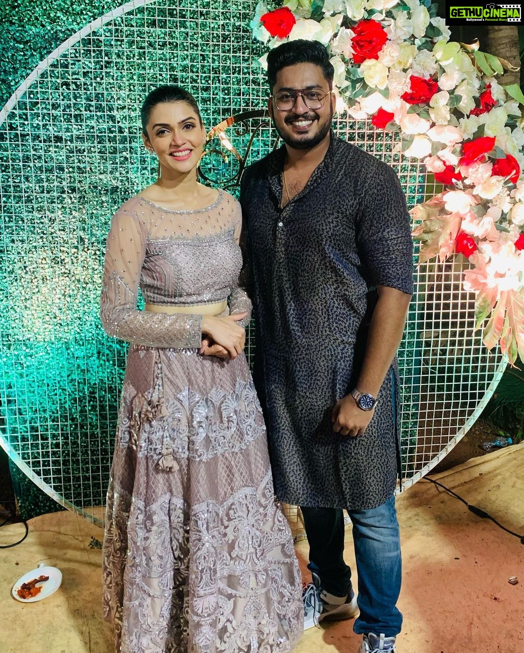 Nimika Ratnakar Instagram - Glam it up 😉 @shibsworld2021 mehendi ceremony 🤗❤️ @aashish92 thank u for the clicks 🤗 #trending #mehendi #sangeet #trend #model #actor #bestie #bestieswedding #nimika #nimikaratnakar #bollywood #sandalwood #glam #legenga #dance