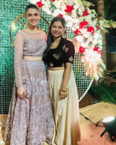 Nimika Ratnakar Instagram - Glam it up 😉 @shibsworld2021 mehendi ceremony 🤗❤️ @aashish92 thank u for the clicks 🤗 #trending #mehendi #sangeet #trend #model #actor #bestie #bestieswedding #nimika #nimikaratnakar #bollywood #sandalwood #glam #legenga #dance