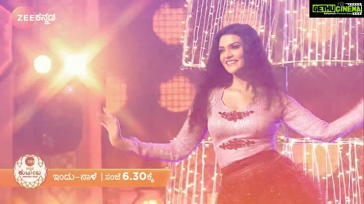 Nimika Ratnakar Instagram - ಜೀ ಕುಟುಂಬ ಪ್ರಶಸ್ತಿಗಳು 2023 ರಲ್ಲಿ ನನ್ನನ್ನು ವೀಕ್ಷಿಸಿ, ಇಂದು ಸಂಜೆ 6.30 ಕ್ಕೆ @zeekannada ವಾಹಿನಿಯಲ್ಲಿ 🤗🙏🏻 Watch me on Zee kutumba awards 2023, this evening at 6.30 pm on @zeekannada channel 🤗🙏🏻 #zeekannada #zeekutumbaawards2023 #zee #nimika #nimikaratnakar #shakeitpushpavati #dboss #darshanthoogudeepasrinivas #trending #trendingreels #reels #reelsinstagram #reelsindia #reelsviral