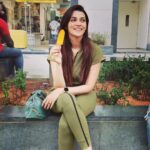 Nimika Ratnakar Instagram - Candy crush 🍭 🍡🍬 #candid #summer #summertime #summervibes #chill #icecandy #candy #candybar #actor #model #kannada #kaatera #kannadasongs #kannadaactress #sandalwood #actress #candycrush #orangecandy #daywellspent #casual #mgroad #bangalore #shopping #justchillin #nimisdayout #nimika #nimikaratnakar