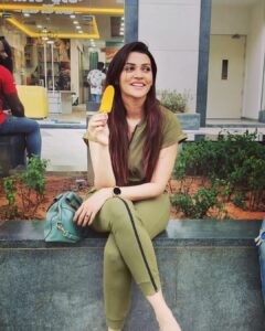 Nimika Ratnakar Instagram - Candy crush 🍭 🍡🍬

#candid #summer #summertime #summervibes #chill #icecandy #candy #candybar #actor #model #kannada #kaatera #kannadasongs #kannadaactress #sandalwood #actress #candycrush #orangecandy #daywellspent #casual #mgroad #bangalore #shopping #justchillin #nimisdayout #nimika #nimikaratnakar