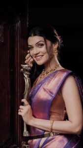 Nimika Ratnakar Instagram - Always stay connected to your roots 🍂🍁🍃 #soulsearching 

Styled by : @new.princess.salon 
Makeup & hair : Sharmila @new.princess.salon 
Jewellery: @new.princess.salon 
Videography : @b_roll_filmer @prasadimages 
Location: @heritage.villaa 
Saree: @manikya_silks_suits 
Blouse: @thechunari 

#dboss #darshanthoogudeepasrinivas #challengingstardarshan #d56 #kaatera #actor #model #trending #trend #kabza  #kannada #kannadaactress #sandalwood #photooftheday #photography #ethnicwear #kranti #nimika #nimikaratnakar #pushpavati