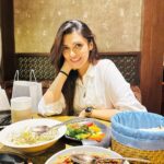 Nimika Ratnakar Instagram - A calorific affair that is worth to be cherished 😉 Baklava Shake #actor #model #sandalwood #kannadaactress #kannada #nimika #nimikaratnakar #pushpavati #kaatera #dboss #trending #trend #baklava #foodie #foodstagram