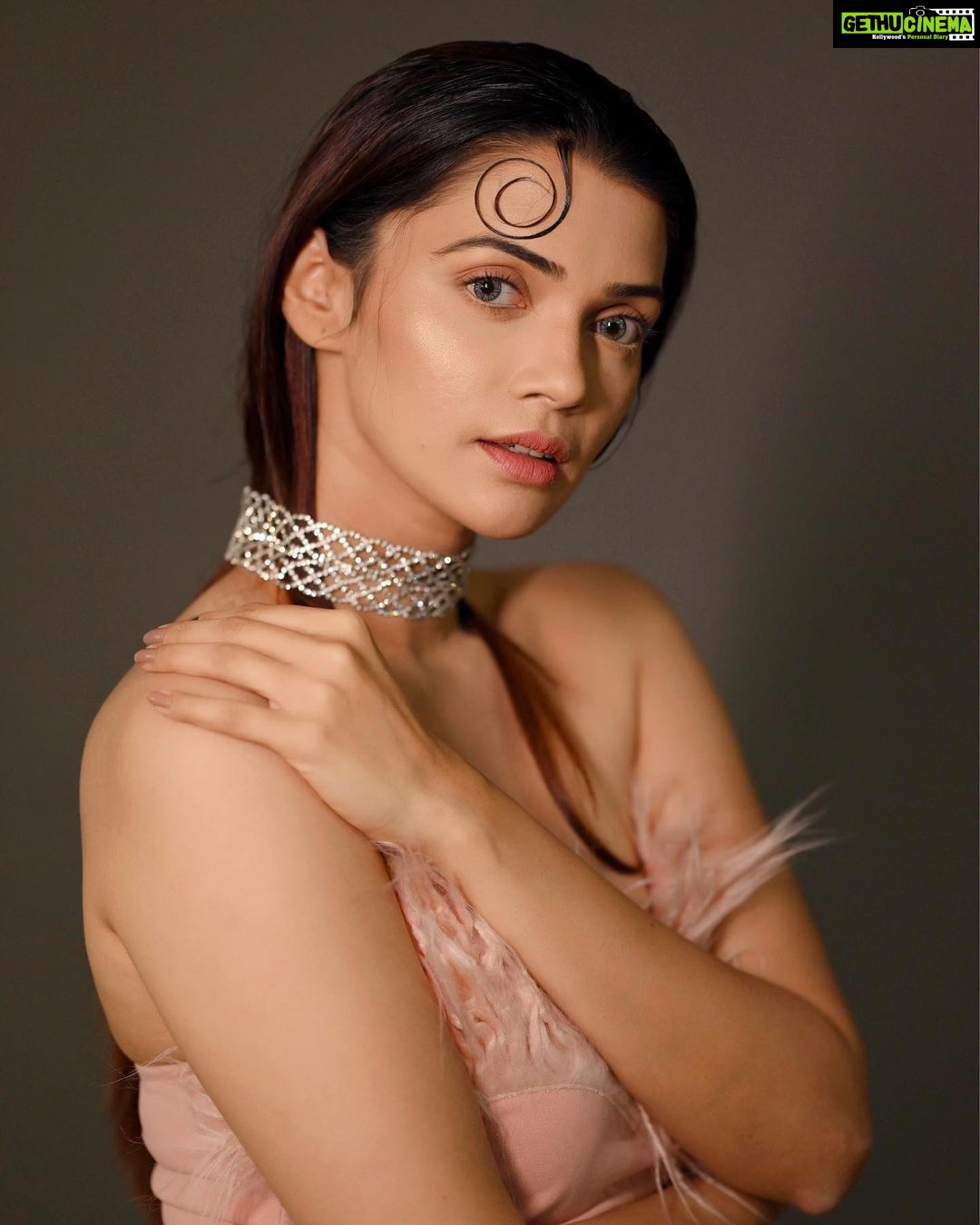 Nimika Ratnakar Instagram - Peach Panther 🧡 Photography: @framesbyvikaskakolu Styling & Wardrobe : @laxmikrishnaofficial Make up & hair : @glam8_makeup_studio #photography #actor #model #shoot #trending #sandalwood #nimika #kaatera #dboss #nimikaratnakar #kannadaactress #vogue #fashion #fashionstyle #fashionstatement #fashioninsta
