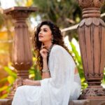 Nimika Ratnakar Instagram - Pure 🤍🤍🤍 Jewellery: @rentingstoli Location: @elementscelebratebangalore Makeup: @makeoverbysamridhi_ram Hair stylist: @sumamakeover Photographer: @framesbyvikaskakolu Designer : @rentyourlook_by_chandangowda #dboss #darshanthoogudeepasrinivas #challengingstardarshan #d56 #kaatera #actor #model #tumtum #trending #trend #kaatera #kannada #kannadaactress #sandalwood #photooftheday #photography #ethnicwear #pushpavati #hombale #nimika #nimikaratnakar #pushpavati #white #festival #festiveseason #trending #trend #sari #sixyardsofelegance #goethnic #ethnic #ethnicwear #india #saree