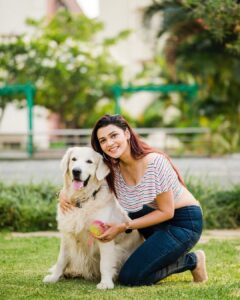 Nimika Ratnakar Instagram - Lifeline 🐾🦴🐶

Photo credits : @framesbyvikaskakolu 

#pushpavati #dboss #darshanthoogudeepasrinivas #nimika #nimikaratnakar #sandalwood #shakeitpushpavati #actor #model #doglover #dogsofinstagram #bozzo #instagram #instagood #reels #reelsinstagram #trending #kannada #retriever #retrieveroftheday #englishretriever #whiteretriever #doglovers #dogs
