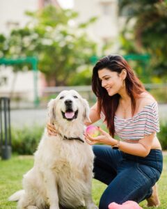 Nimika Ratnakar Instagram - Lifeline 🐾🦴🐶 Photo credits : @framesbyvikaskakolu #pushpavati #dboss #darshanthoogudeepasrinivas #nimika #nimikaratnakar #sandalwood #shakeitpushpavati #actor #model #doglover #dogsofinstagram #bozzo #instagram #instagood #reels #reelsinstagram #trending #kannada #retriever #retrieveroftheday #englishretriever #whiteretriever #doglovers #dogs