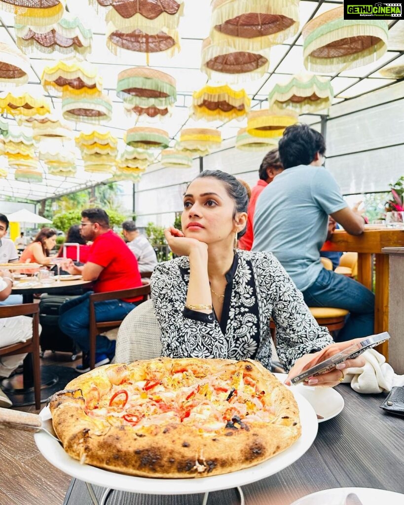 Nimika Ratnakar Instagram - It’s Sunday ,Pizza day 🍕 #sunday #pizza #cincin #nimika #nimikaratnakar #life #mood #actor #model #happy #foodie #foodgram