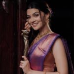 Nimika Ratnakar Instagram – Always stay connected to your roots 🍂🍁🍃 #soulsearching 

Styled by : @new.princess.salon 
Makeup & hair : Sharmila @new.princess.salon 
Jewellery: @new.princess.salon 
Photography: @prasadimages 
Location: @heritage.villaa 
Saree: @manikya_silks_suits 
Blouse: @thechunari 

#dboss #darshanthoogudeepasrinivas #challengingstardarshan #d56 #kaatera #actor #model #trending #trend #kabza  #kannada #kannadaactress #sandalwood #photooftheday #photography #ethnicwear #kranti #nimika #nimikaratnakar #pushpavati