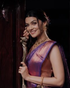 Nimika Ratnakar Instagram - Always stay connected to your roots 🍂🍁🍃 #soulsearching 

Styled by : @new.princess.salon 
Makeup & hair : Sharmila @new.princess.salon 
Jewellery: @new.princess.salon 
Photography: @prasadimages 
Location: @heritage.villaa 
Saree: @manikya_silks_suits 
Blouse: @thechunari 

#dboss #darshanthoogudeepasrinivas #challengingstardarshan #d56 #kaatera #actor #model #trending #trend #kabza  #kannada #kannadaactress #sandalwood #photooftheday #photography #ethnicwear #kranti #nimika #nimikaratnakar #pushpavati