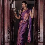 Nimika Ratnakar Instagram – Always stay connected to your roots 🍂🍁🍃 #soulsearching 

Styled by : @new.princess.salon 
Makeup & hair : Sharmila @new.princess.salon 
Jewellery: @new.princess.salon 
Photography: @prasadimages 
Location: @heritage.villaa 
Saree: @manikya_silks_suits 
Blouse: @thechunari 

#dboss #darshanthoogudeepasrinivas #challengingstardarshan #d56 #kaatera #actor #model #trending #trend #kabza  #kannada #kannadaactress #sandalwood #photooftheday #photography #ethnicwear #kranti #nimika #nimikaratnakar #pushpavati