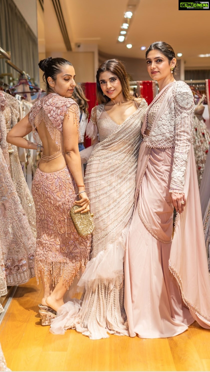 Nisha Agarwal Instagram - Why can’t you have multiple friends?🤷♀️💕 I definitely have a lot of people whom I share a certain bond with and each one has a special place in my heart 🫶 Do you agree? 🥰 We all are wearing @eeksha_official Don’t you think our outfits are so stunning? 🤩 #mammaandherfriends #friends #indiancouture #festivefashion #indiandesigner #eekshaofficial #transitionreels #reelkarofeelkaro #reelitfeelit #reelindia #indianweddingseason #indiancourturefashion #festiveseason #indianfashion Mumbai Maharashtra - मुंबई महाराष्ट्र