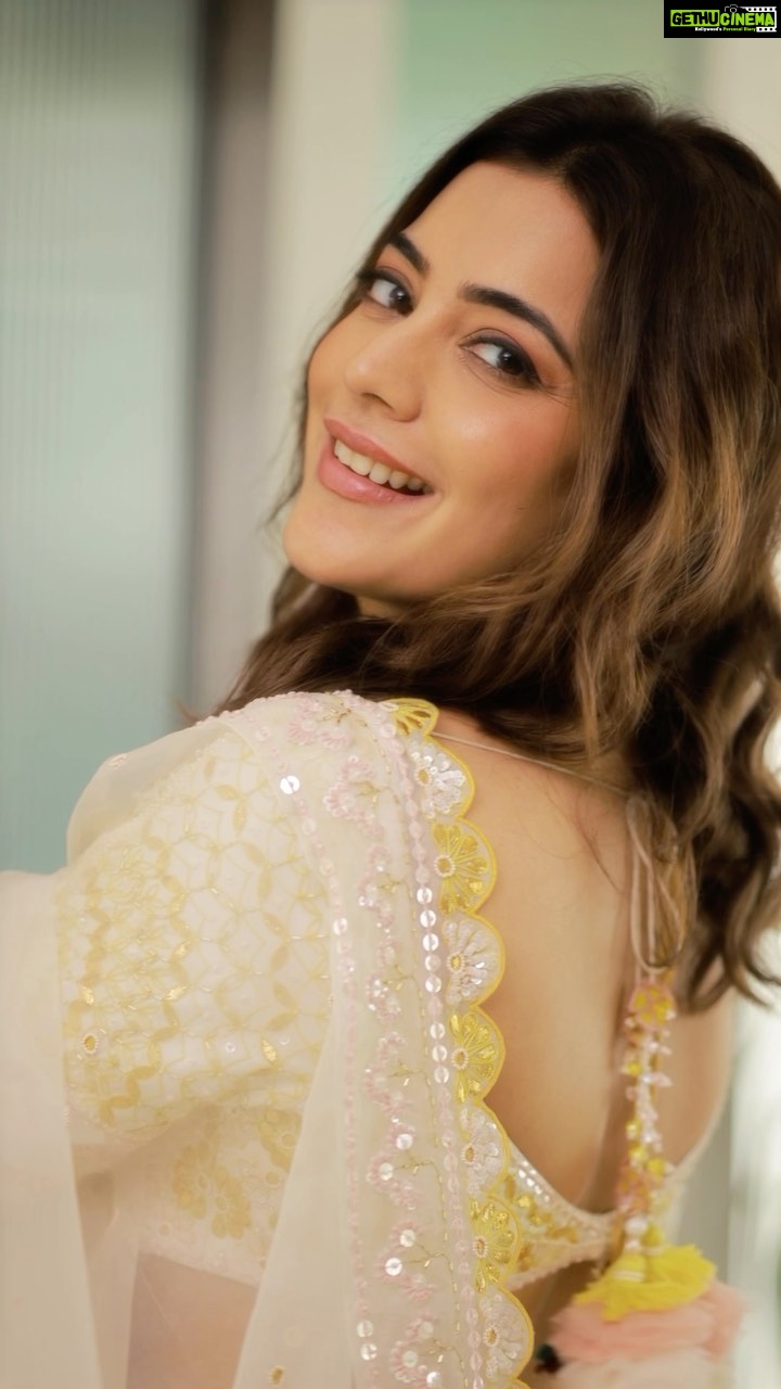 Nisha Agarwal Instagram - Navratri Day 2 in my fav color and elementš¤š¤ Wearing- @madzinlabel Jewellery @meraki.mumbai PR @sonyashaikh #indianwedding #indianfestivewear #indiandesigner #indiandesignerwear #navratri