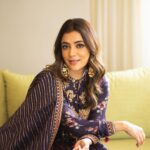 Nisha Agarwal Instagram - Easy breezy yet looking like a wow.. Wearing @shraddharambhia_official Jewelry @vinantimanjidesignerjewellery #indian #festiveindianwear #indianfestival #indiandesigners