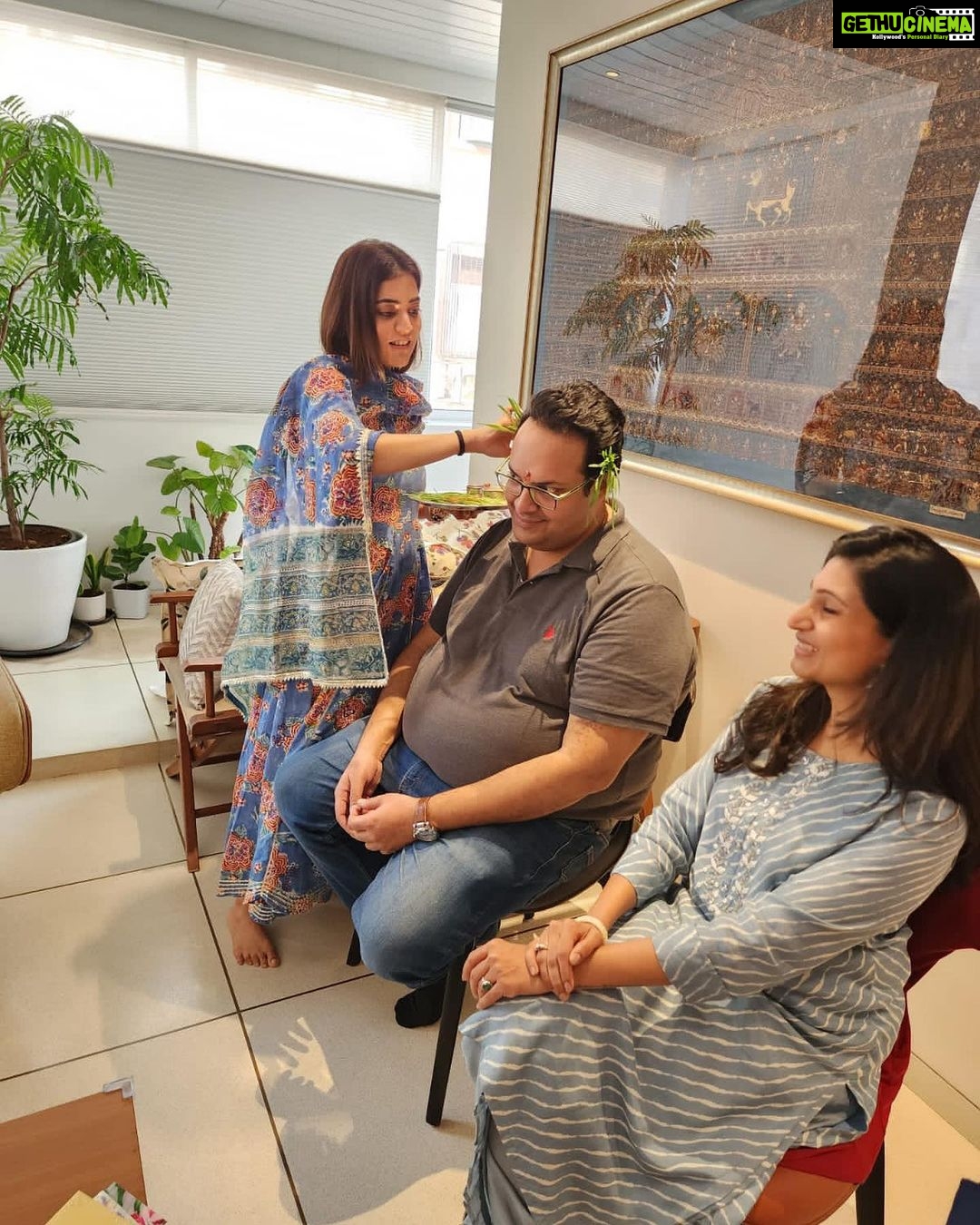 Nisha Agarwal Instagram - #dussehra2023 We have this tradition of planting khetri/barley seeds on the first day of Navratri. On the day of Dussehra, the sprouts are placed behind the ears of the brothers by their sisters to wish him abundance and good luck. ❤️ #HappyDussehra
