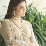 Nisha Agarwal Instagram - Golden yet subtle.. what’s ur vibe ? Wearing @labeldebelle Jewelry @mortantra Shoes @worldofanaar #nishaaggarwal #indianwear #indiandesigners