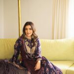 Nisha Agarwal Instagram - Easy breezy yet looking like a wow.. Wearing @shraddharambhia_official Jewelry @vinantimanjidesignerjewellery #indian #festiveindianwear #indianfestival #indiandesigners