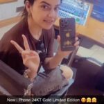 Nisha Bano Instagram - New phone 24KT Gold limited edition 😍😍 Thanku @mohanbirbal g New Movie Soon #mrshudai movie 🎥 #harjotfilmilok #harsimran 🥰