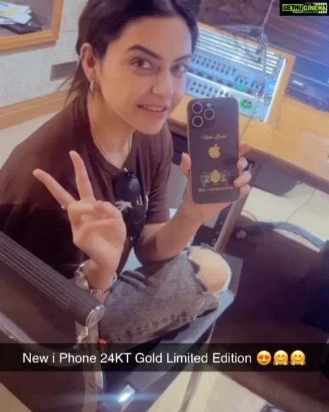 Nisha Bano Instagram - New phone 24KT Gold limited edition 😍😍 Thanku @mohanbirbal g New Movie Soon #mrshudai movie 🎥 #harjotfilmilok #harsimran 🥰