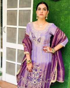 Nisha Bano Instagram - Happy karwachauth ❤️ @sameermahiofficial @@@
Beautiful suit by @guntazsilkstore ❤️❤️❤️