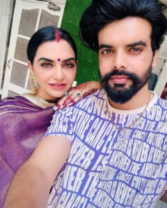 Nisha Bano Instagram - Happy karwachauth ❤️ @sameermahiofficial @@@
Beautiful suit by @guntazsilkstore ❤️❤️❤️