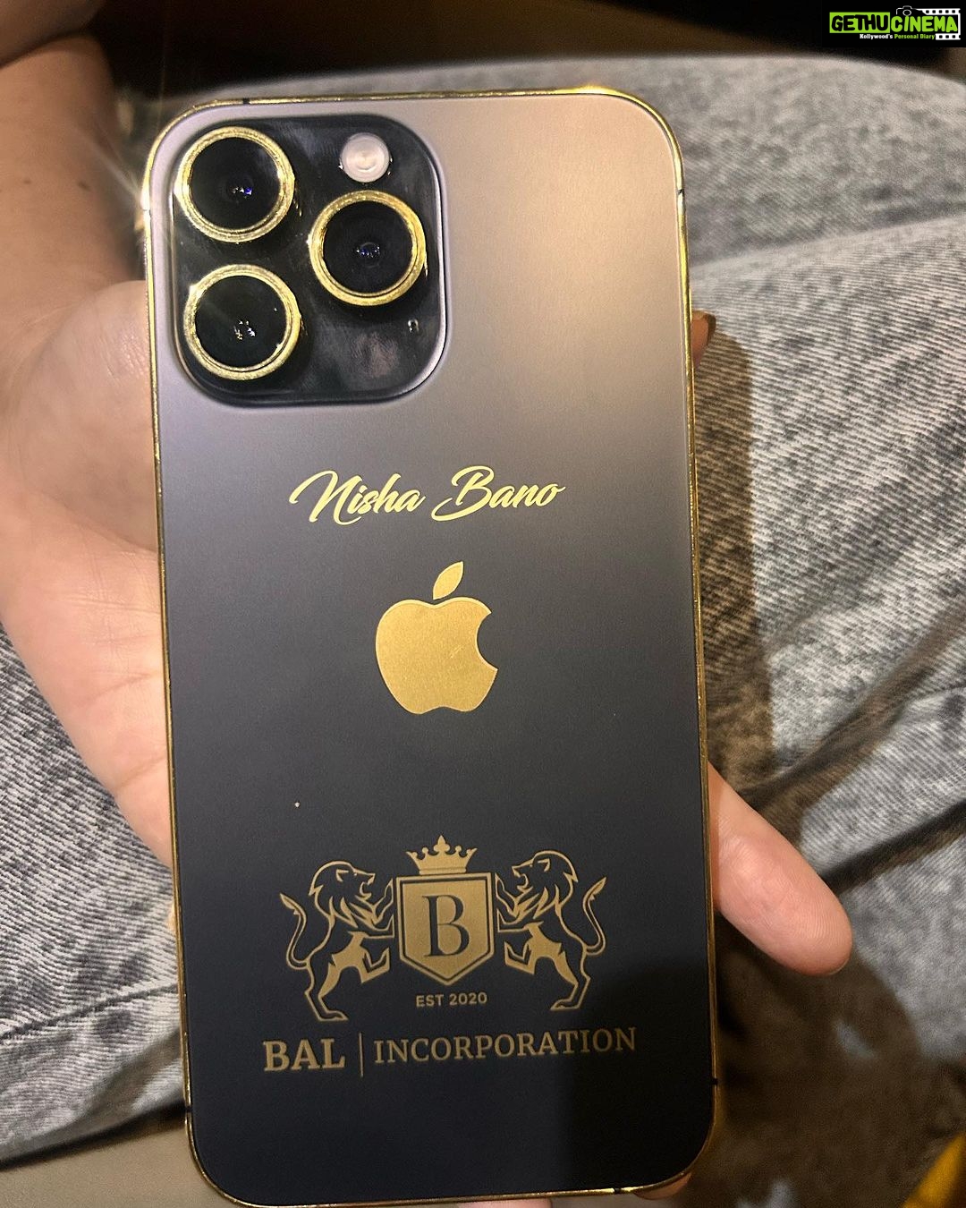 Nisha Bano Instagram - New phone 24KT Gold limited edition 😍😍 Thanku @mohanbirbal g New Movie Soon #mrshudai movie 🎥 #harjotfilmilok #harsimran 🥰