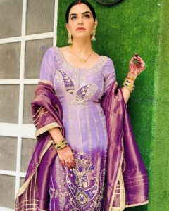 Nisha Bano Instagram - Happy karwachauth ❤️ @sameermahiofficial @@@
Beautiful suit by @guntazsilkstore ❤️❤️❤️