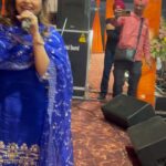 Nisha Bano Instagram - ਗੁੜ ਨਾਲੋਂ ਇਸ਼ਕ ਮਿੱਠਾ.. ♥️🎤🎵 #nishabano #live #mela #suit #punjab #instareels Live shows 📱 :- 9915846154 - 9876788641 Beautiful Suit by @zuri_aks