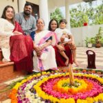 Nisha Sarangh Instagram - എല്ലാവർക്കും ഞങ്ങളുടെ ഹൃദയം നിറഞ്ഞ ഓണശംസകൾ 🌼🌸