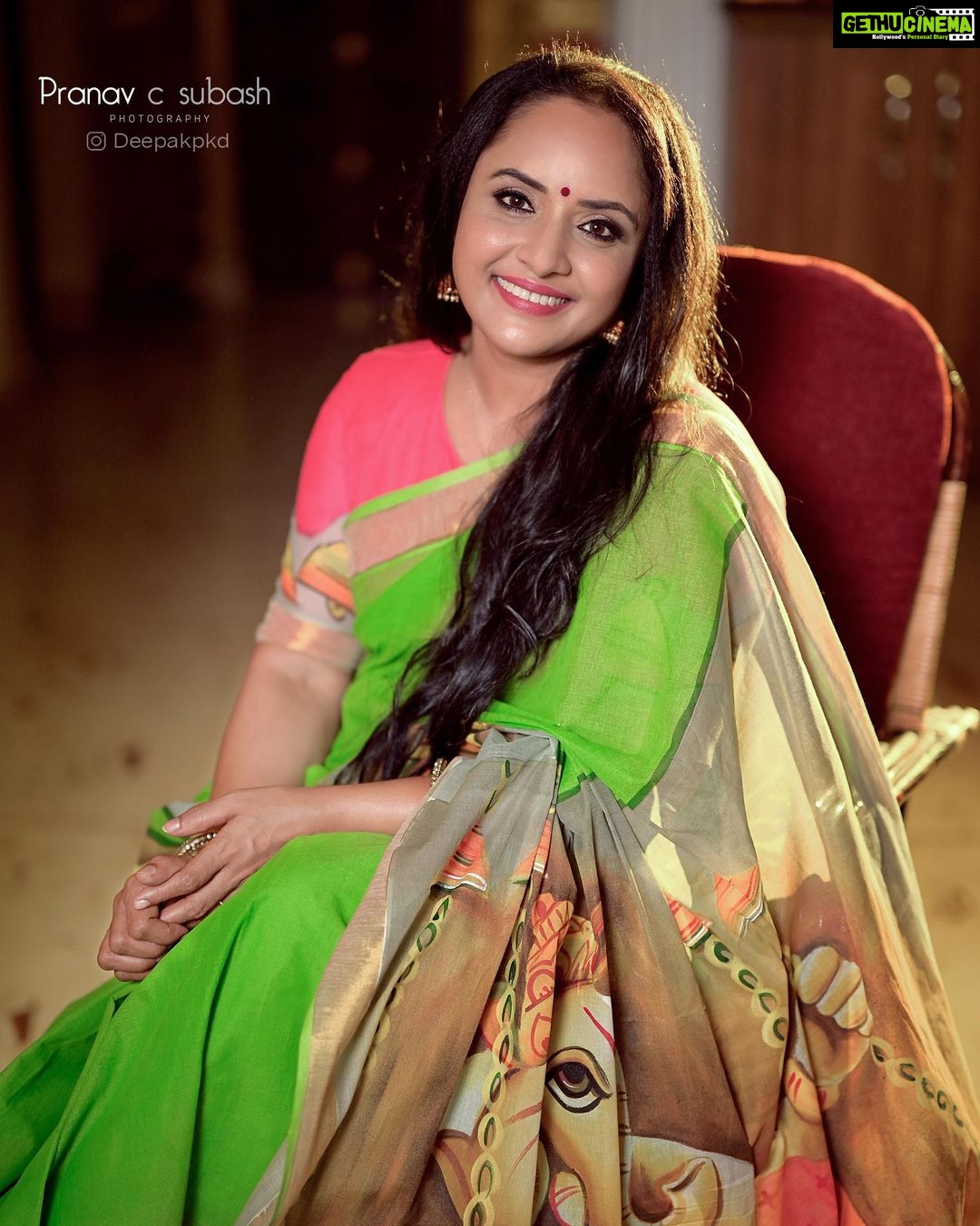 Nisha Sarangh Instagram - മഴനീർ തുള്ളികളെ പോലും കുളിരണിയിക്കും മിഴികളിൽ മധുരമായെഴുതിയ നവരാഗങ്ങൾ.... Video - @pranavcsubash_photography Cover song - @svedshanker Inframe - @nisha_sarangh Cuts - @abhishek.g_a Mua - @bijeesh_make_aura #rgzreels #reels #reelitfeelit #réel #reelsinstagram #reelkarofeelkaro #reelsvideo #reelsvideo #reelit #reelitfeelit❤️❤️ #reelindia #reelcouple #reelkrofeelkro #trend #trending #trendingreels #trending #trendingreels #viral #viralvideos #traditional #traditionallook #kerala #keralagram #keralaattraction