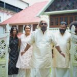 Nisha Sarangh Instagram - Mr. ദാനധർമ്മിയുടെ അടവുകൾ😁😁 അമ്പരപ്പിക്കുന്ന വിലക്കുറവുമായി ഓക്സിജൻ ആർപ്പോ… ഓണം ഓഫർ .....!!! @oxygenthedigitalexpert @ajuvarghese @rishi_skumar juhirus @biju_sopanamoffl @nisha_sarangh @fireflyfilmhouse #oxygen #oxygendigitalexpert #onam #offer #onamoffer