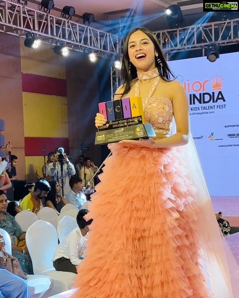 Nitanshi Goel Instagram - And your Nitz won ‘Youngest Style Diva Award’💕⭐️✨ This one’s to Mumma for showing me, while growing up, that a sense of style solely comes from being who you truly are♥️✨ Thankyou @juniormissindia and @shobhagori for bestowing me with the incredible honor✨ 👗 @the_adhya_designer ✨ #Nitanshi #NitanshiGoel #juniormissindia #juniormissindia2023 #YoungestStyleDiva #IndianYoungCelebrityInfluencerAward #nehadhupia #shobhagori #castingshobhagori #nesco #maidaan #laapataaladies #meresapne Nesco