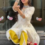 Nitanshi Goel Instagram - A lil impromptu dance video for you all🪞I know the video quality is poor😭,might delete later.. 👗 @kirtiagarwal_varsha #Happydiwali 🪔 #laapataladies #nitanshigoel