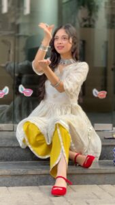 Nitanshi Goel Instagram - A lil impromptu dance video for you all🪞I know the video quality is poor😭,might delete later..

👗 @kirtiagarwal_varsha 

#Happydiwali 🪔 #laapataladies #nitanshigoel