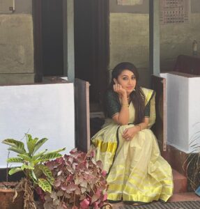 Nithya Das Instagram - Rocking my ethnicity

#traditionals #ethnicity  #yeolatradition #adulthipbelts #traditionaloutfit #saree #traditionalstyle #ethnic #traditional

“Costume courtesy” :  @supriya_weavers_kuthampully