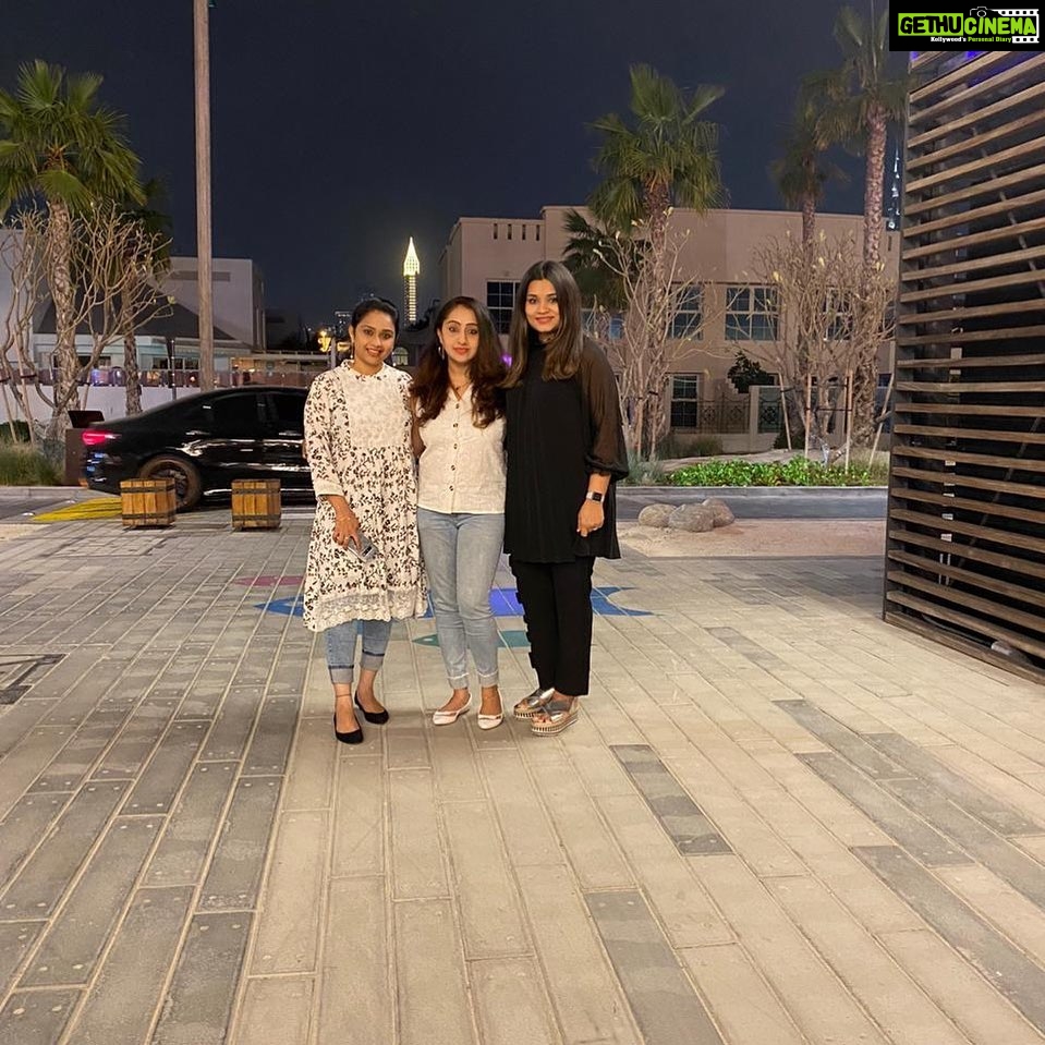 Nithya Das Instagram - Meeting an old friend after a long time and feeling that nothing has changed. Reshma # nitu # nimmi# dxb#lamer#masti#dubailove