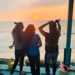 Nithya Das Instagram - Hangout#friends#fun#ootd#aftergym #music#caffeoutdoor#coffee#my calicut# calicutbeach#hangoutplace#sunsetlover #love#aysh#nits#dilsh#evngvibes #