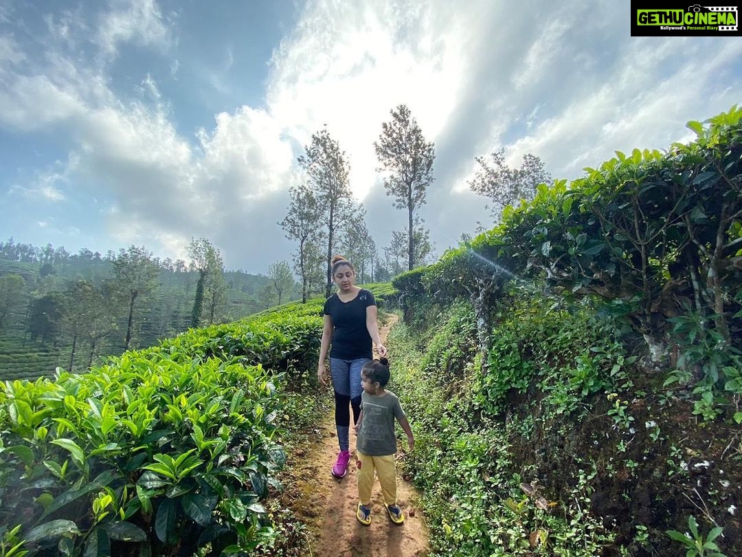Nithya Das Instagram - Morning#sunrise#nature#fitness#inspiration#naturephotography#natureallaround#naturallightphotography#mannuandme#relaxing#family#love#coffeestate#