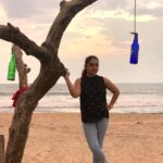 Nithya Das Instagram - Sky above,sand below,peace within#calicut#calicutbeach#sunsetlover#love#peaceofmind #confidence#music#pluviophile #geosmin#