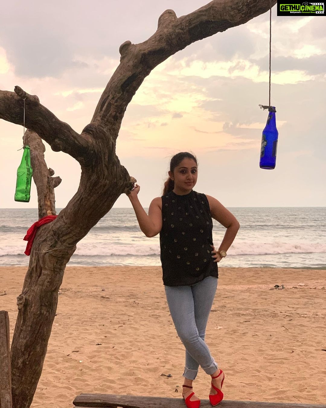 Nithya Das Instagram - Sky above,sand below,peace within#calicut#calicutbeach#sunsetlover#love#peaceofmind #confidence#music#pluviophile #geosmin#