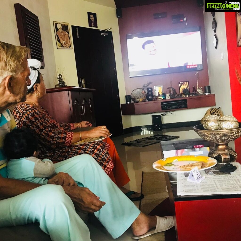 Nithya Das Instagram - Naman is watching tv wid his dadu and dadi🤦🏻‍♀️