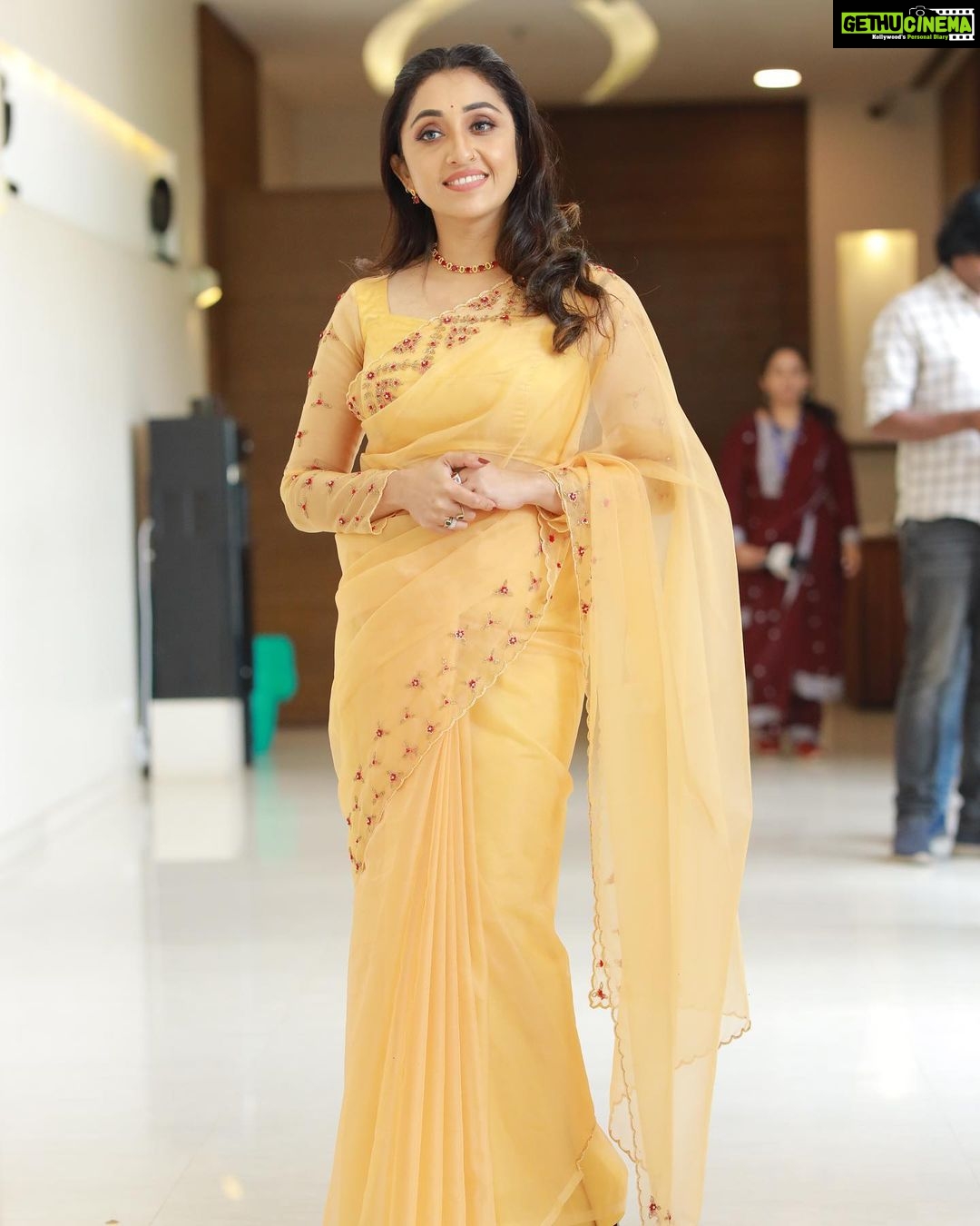 Nithya Das Instagram - Train ur mind to see good In everything … yellow saree stylist : Tharunya_vk outfit : miradesigns_by_anu ornaments: kaya_online_ @sruthisai_official yellow saree stylist : @tharunya_vk outfit : @miradesigns_by_anu ornaments: @kaya_online_